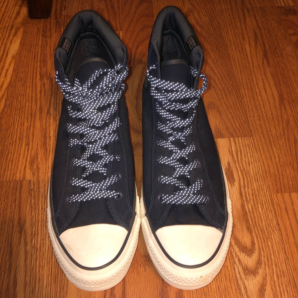 Men’s Navy blue converse with polka dot laces